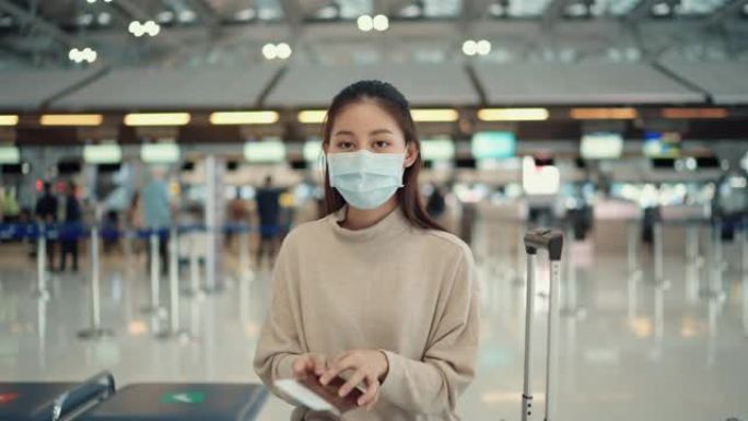 交换生戴外科口罩准备在机场出国旅游