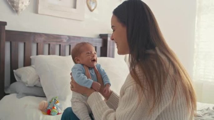 4k视频片段，一名妇女在家中与新生婴儿建立联系