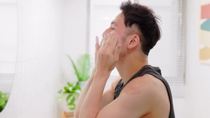 男人用泡沫洗脸