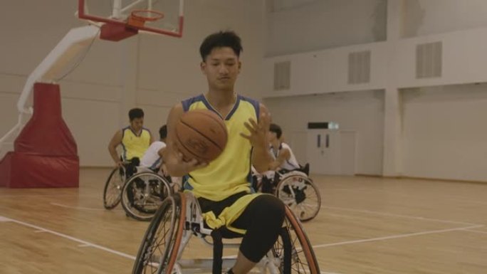 自信的男性轮椅篮球运动员的肖像。