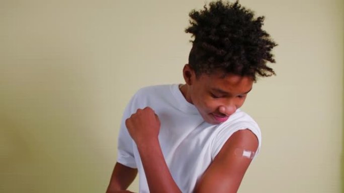 青少年黑人接种疫苗，强壮，快乐