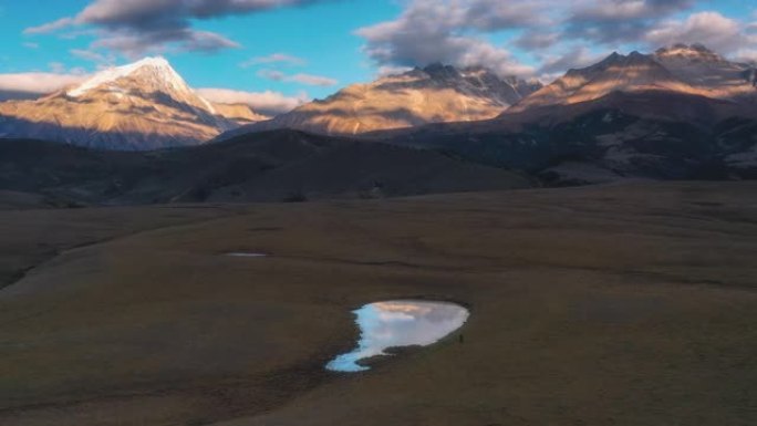 草原湿地折射雪山英姿