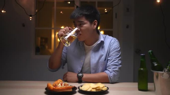 男子敬酒啤酒，并在视频通话中加入虚拟欢乐时光