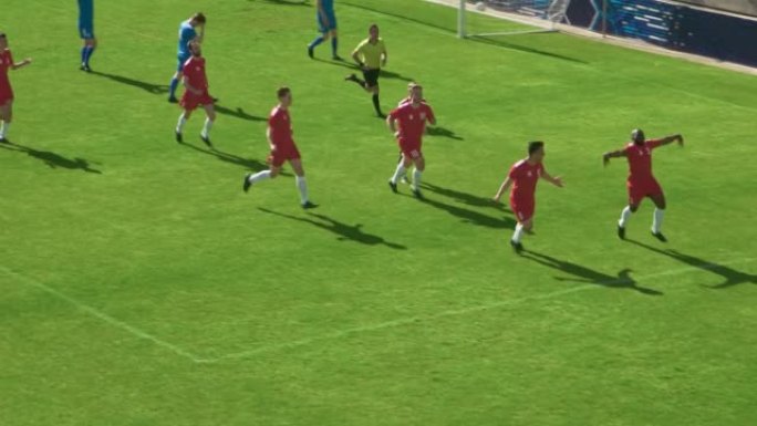 足球冠军: 红队向前射门点球，踢球并进球。守门员未能接球。赢得比赛和比赛，玩家庆祝比赛胜利
