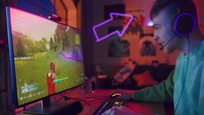 快乐的玩家玩PvP射击视频游戏，玩家在他的个人电脑上进行一场大逃杀。房间和电脑配有彩色霓虹灯。时髦的