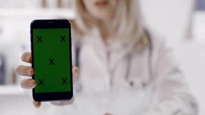 MS女医生展示色度键绿屏智能手机