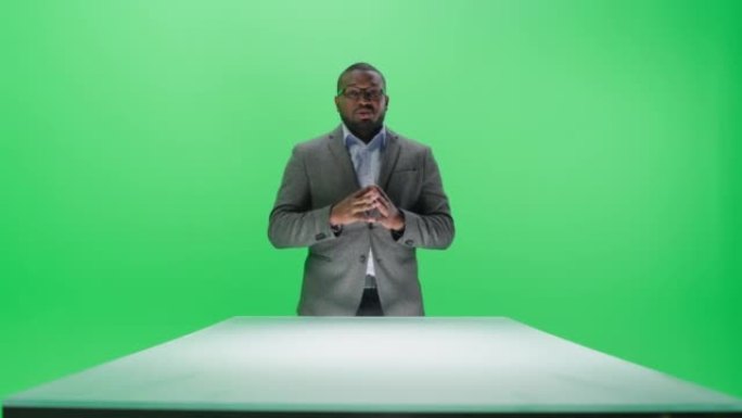 绿屏背景: 黑人商人解释概念。英俊的非洲裔美国企业家，谈论他的电子商务初创公司。正式着装成功的创业公