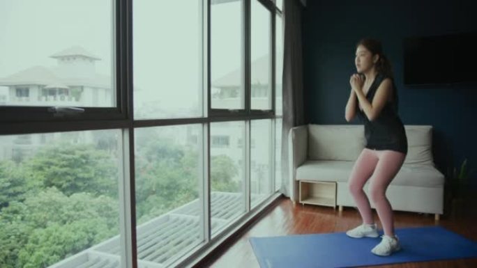 新常态生活:亚洲女性独自在家锻炼
