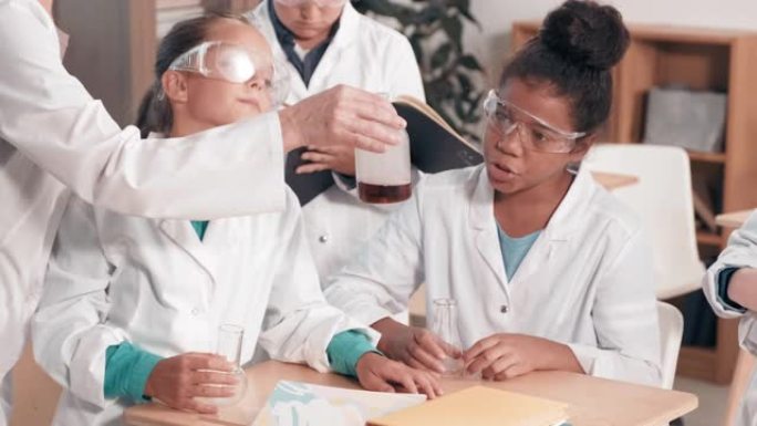 化学老师与学童一起做实验