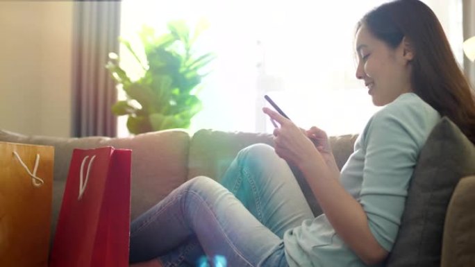年轻的亚洲女性在网上使用电话购物