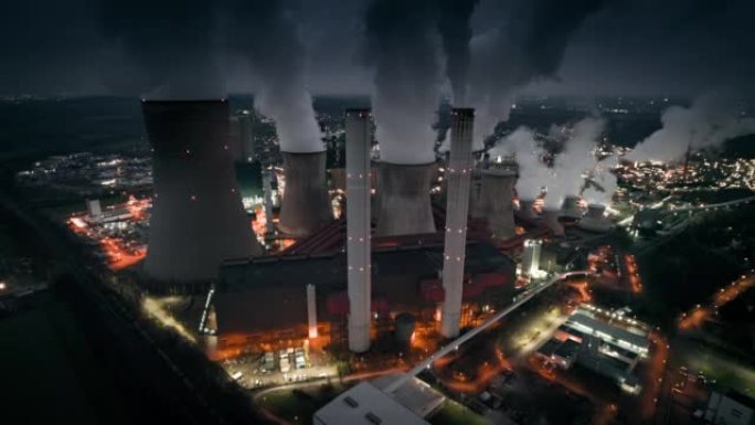 夜间褐煤发电厂-鸟瞰图