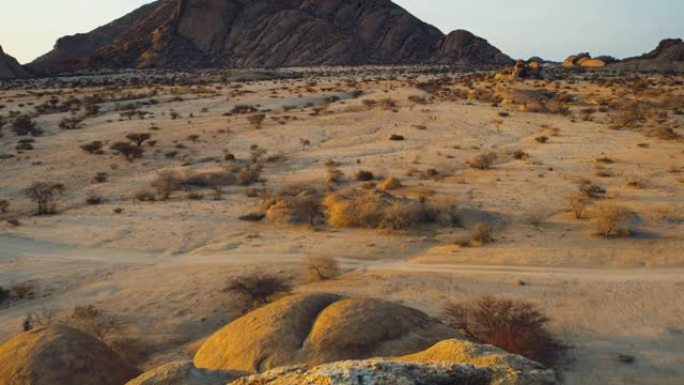 WS Spitzkoppe山峰在阳光明媚的宁静沙漠，纳米比亚，非洲