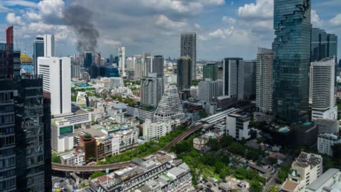 曼谷摩天大楼的时间流逝，带有BTS skytrain和火灾灾难烟雾