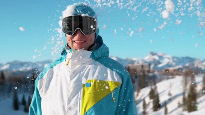 特写: 在阿尔卑斯山活跃度假时微笑的男性陷入雪仗。