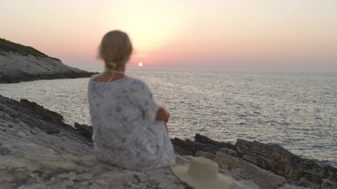 WS宁静的年轻女子在克罗地亚亚得里亚海宁静的海洋上观看日落