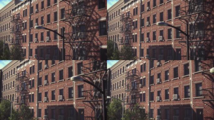 建立镜头:3D VFX动画砖多层公寓楼。20世纪褐石屋。带紧急楼梯和空调的住宅白天的城市景观。