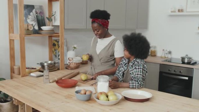 非裔美国母子一起做饭