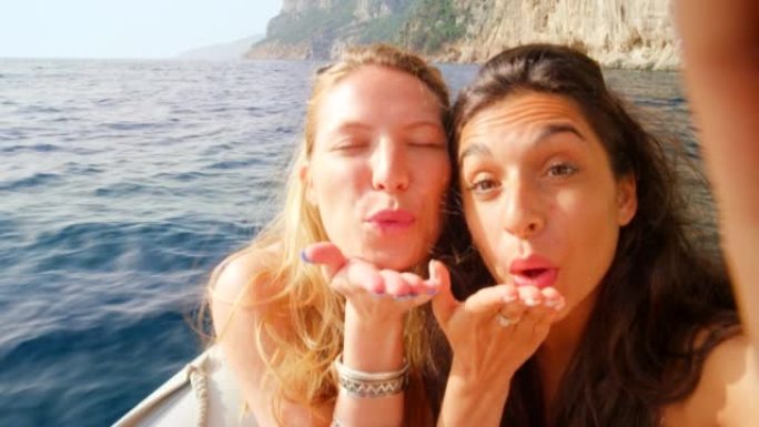 4k视频片段，两名迷人的年轻女性在意大利乘船旅行并自拍时在一起