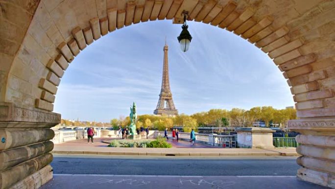 巴黎早上。埃菲尔铁塔的创意景观