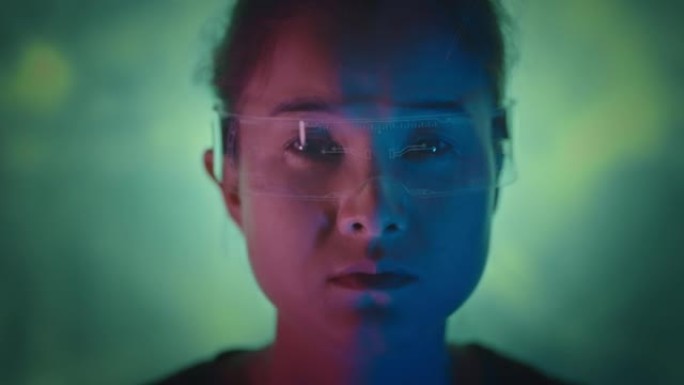 SLO MO亚洲女性使用背景霓虹灯VR眼镜
