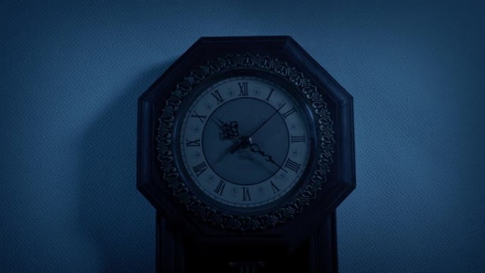 黑暗中的老式挂钟指针转动时间流逝墙上挂钟