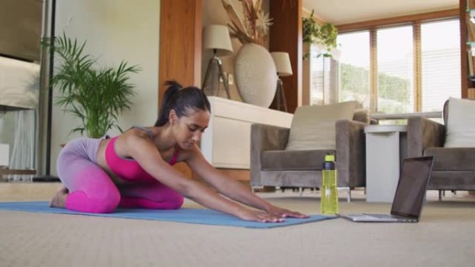 混血女子在家练习瑜伽