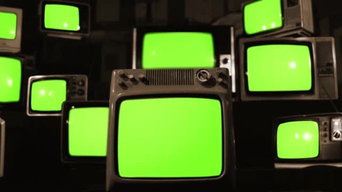 十台旧电视打开绿色屏幕。棕褐色色调。