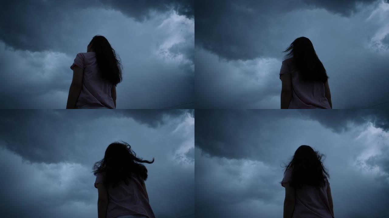 妇女抬头看风暴云恶劣天气极端天气
