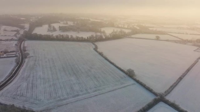 英格兰的空中雪景农田