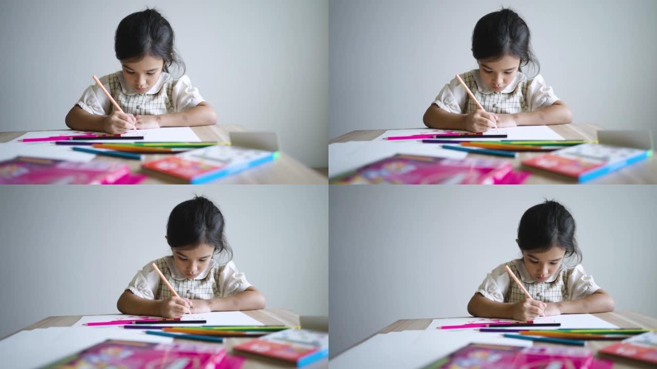 小女孩在绘图本上画画