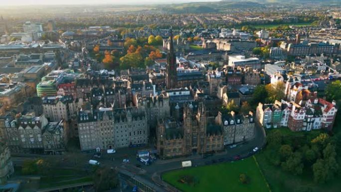 爱丁堡老城区的鸟瞰图实时镜头，看到著名的地标大会堂和托尔布斯柯克