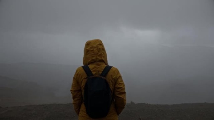 在阴雨天气下探索迷雾山脉