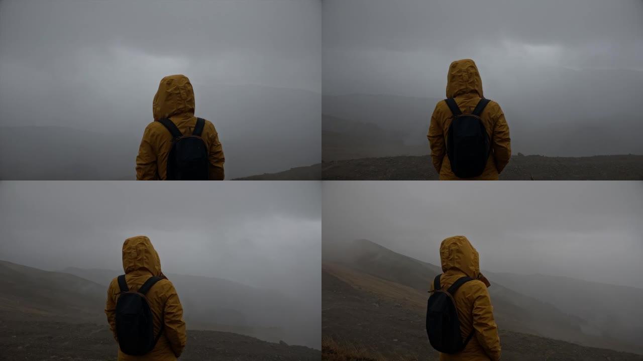 在阴雨天气下探索迷雾山脉