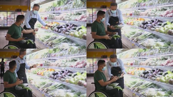 周末，坐在轮椅上的亚洲印度残疾男子在超市的智能手机上向高级男子零售助理询问购物清单