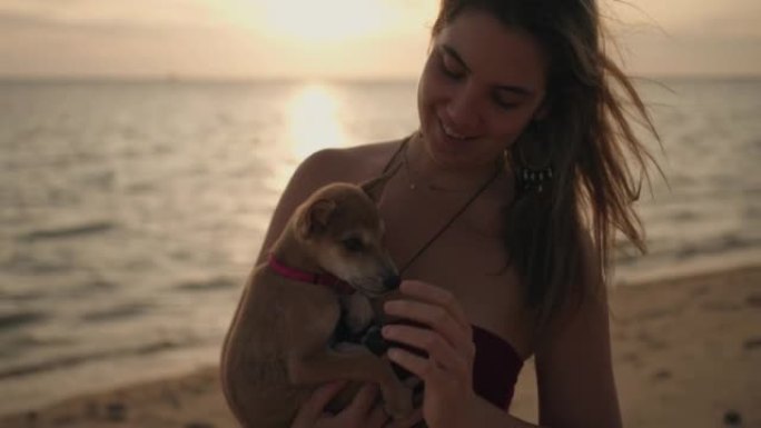 与狗在海滩上的幸福