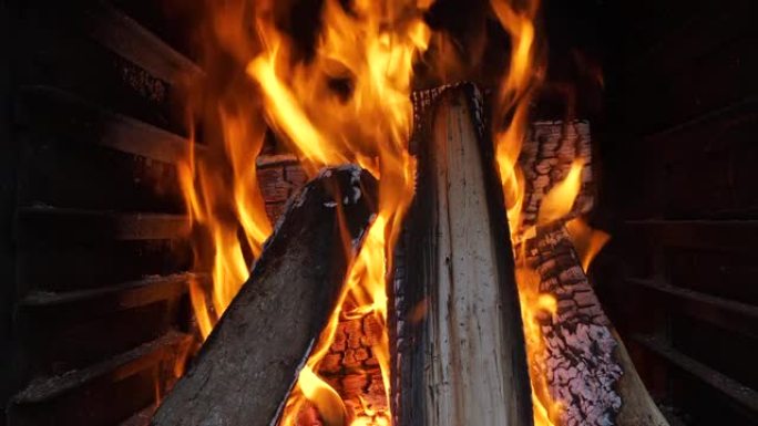 浪漫舒适的壁炉，燃烧的火焰和破裂的火声