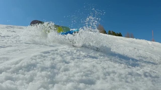 慢动作男子在下雪的滑雪场上学习滑雪板时坠入雪中