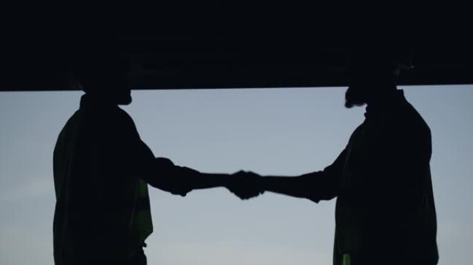 两个无法识别的人握手的4k视频片段