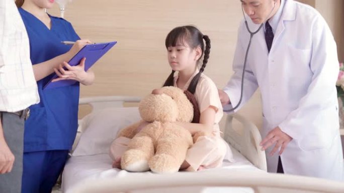 4K UHD多莉 (Dolly) 左: 关闭医生在医院病房拜访小女孩患者，并使用听诊器听背部的肺呼吸
