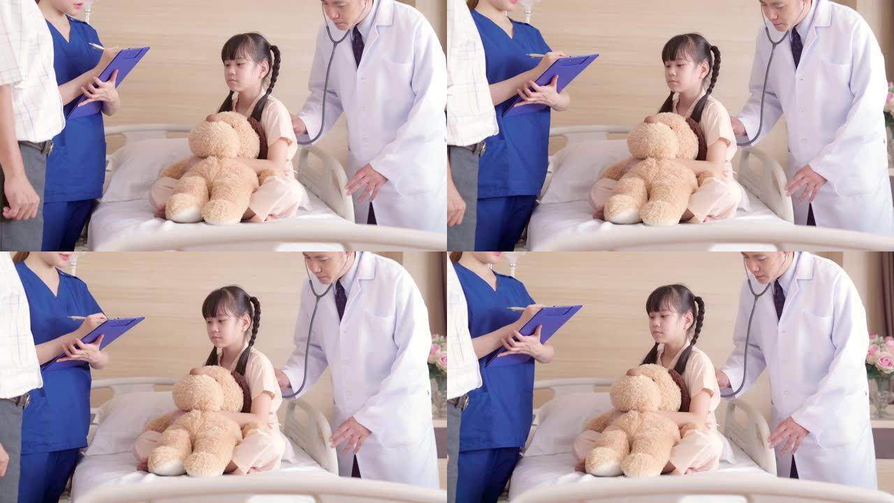 4K UHD多莉 (Dolly) 左: 关闭医生在医院病房拜访小女孩患者，并使用听诊器听背部的肺呼吸