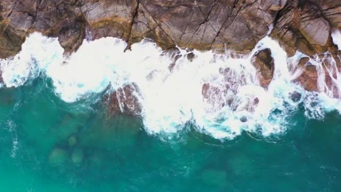 岩石海滩上的波浪冲击礁石海浪