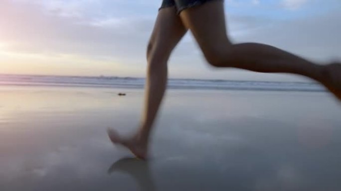 一名女子在海滩上奔跑的4k录像