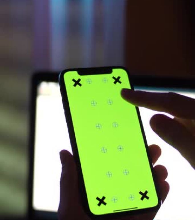 手持智能手机使用并显示夜间绿屏