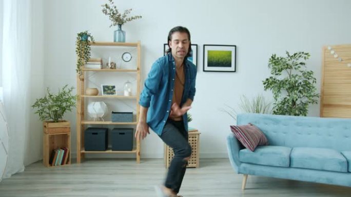 好看的男舞者的肖像在社交媒体博客上移动和交谈录制视频