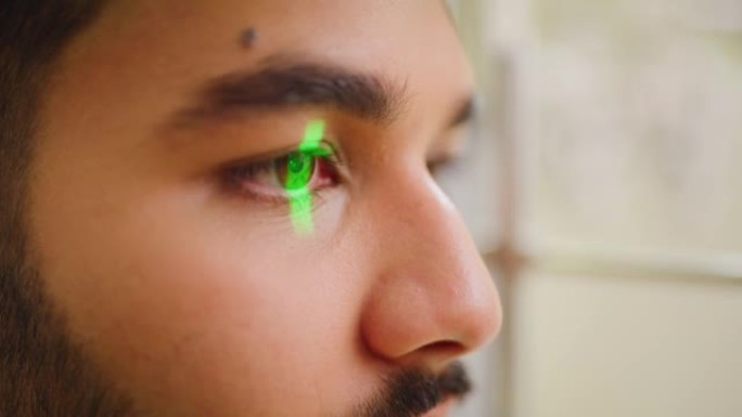 在配镜师咨询期间测试患者眼睛或瞳孔反射的裂隙灯机器的特写镜头。一名拜访验光师的男子的头像，使用led
