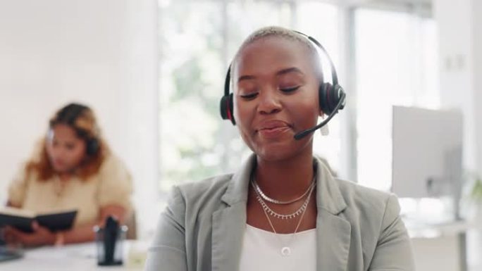 Face，呼叫中心的黑人妇女和客户服务人员在咨询时嘲笑有趣的笑话。电话销售，喜剧和快乐的女性销售代理