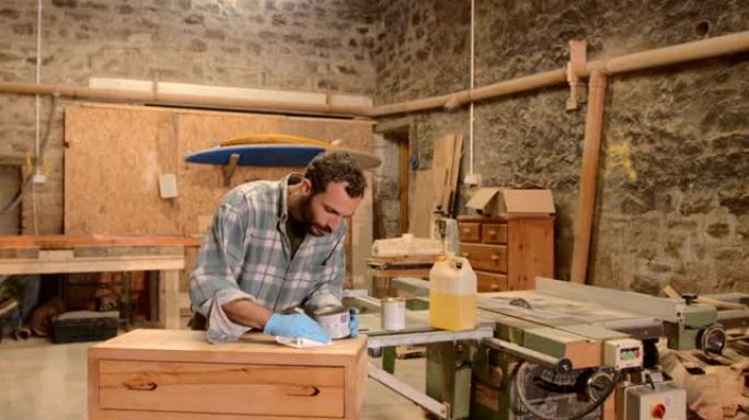 整理家具老外工匠视频素材木工