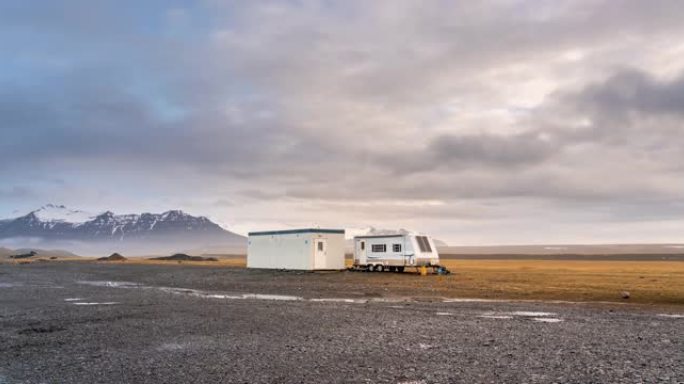 冰岛的阴云密布和孤独的移动房屋的延时拍摄