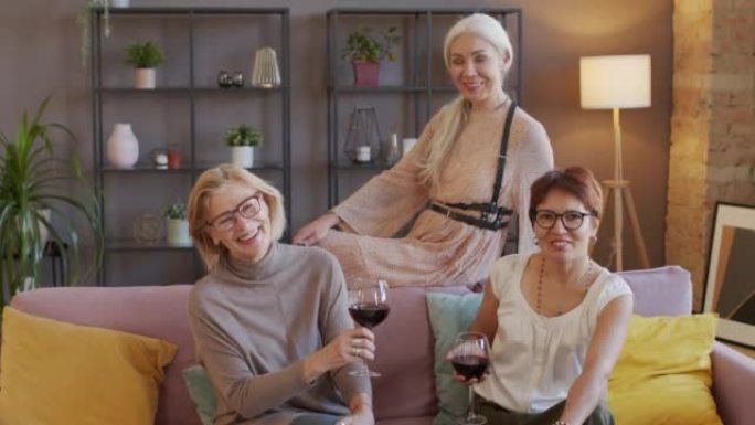 在家庭聚会上，三名成年女性戴着红酒的肖像