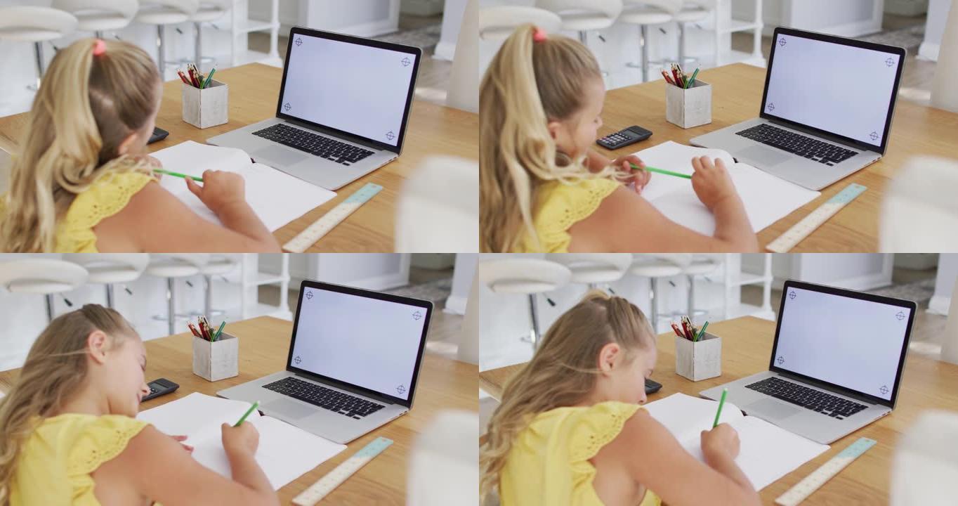 快乐的高加索女孩在家，在网上学校用笔记本电脑写字，在屏幕上复制空间